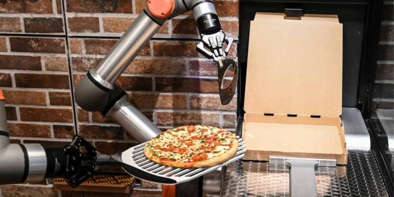 Robô de três braços que faz pizzas em cinco minutos