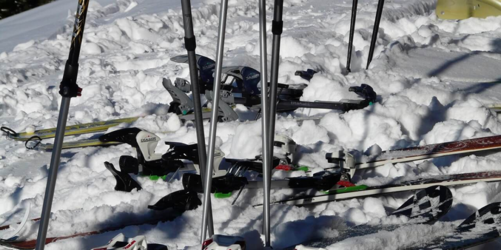 Equipamento e materiais essenciais para a prática de esqui